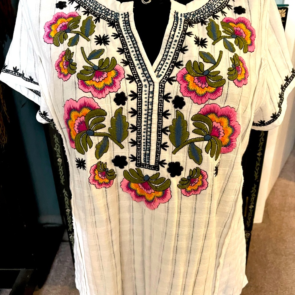 Anthropologie Akemi + Kin Lotus  Embroidered Embellished Tee in White Size XL